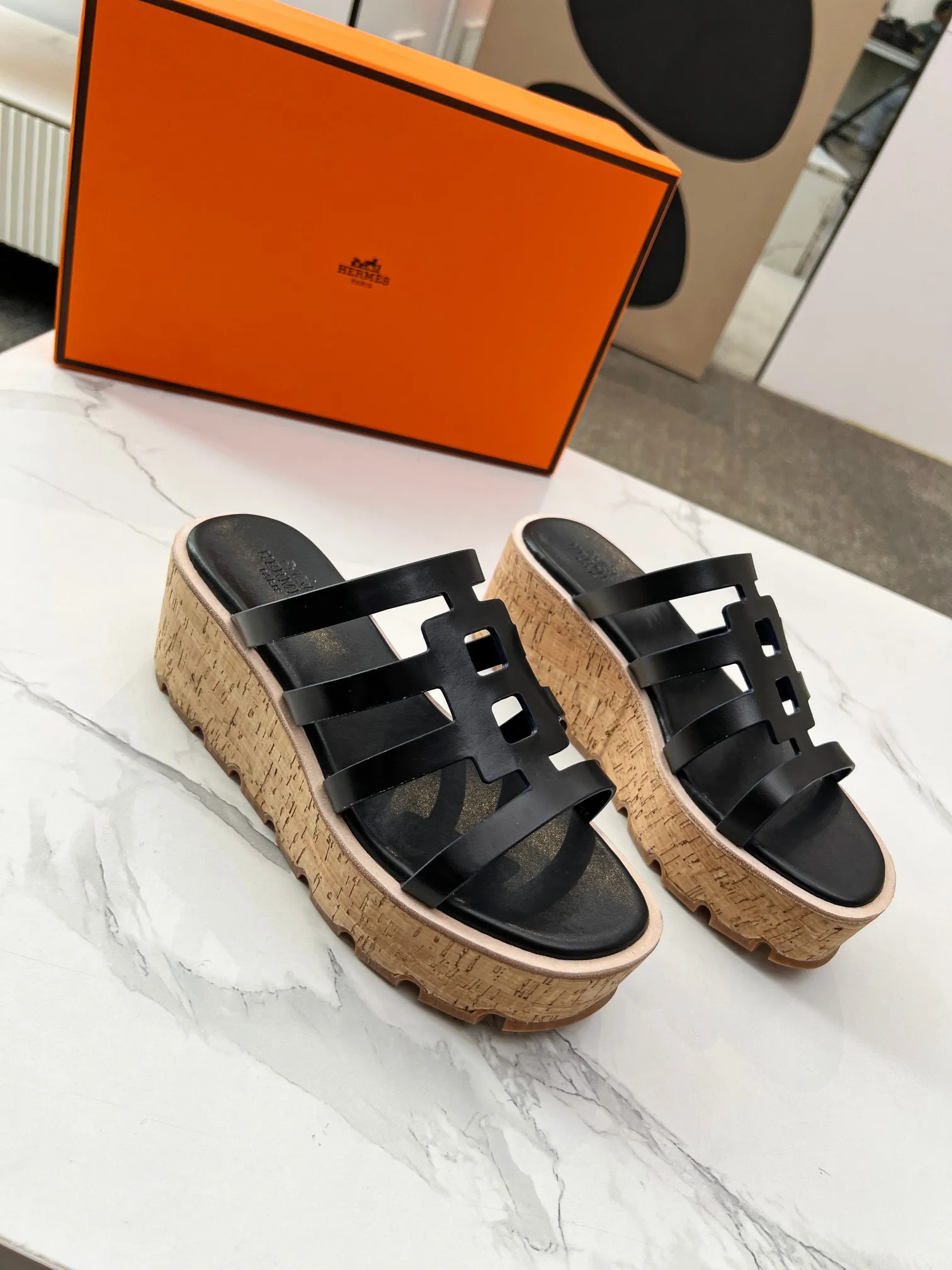 👟👟Ex-factory price 480👟👟 Hermès, upgraded version and workmanship materials. Hermes®🔴The highest version of handmade shoes on the market✨✨ Top product Hermès platform shoes🐎——————————The new model in early spring is the same as the original version, handmade by masters! ❥High-end customization, exclusive products, the highest version in the industry⚠❥Using: Hermers upper: Italian imported cowhide + sheepskin lining (pursuing top walking comfort) ✨～～〰〰〰〰❥ Packing: full set of original packaging━━━━Hermes━━━━━ size: 35-41 (42) customized and non-returnable)